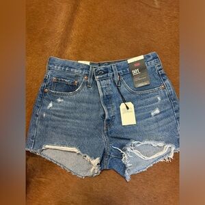 Levi 501 shorts size 28!